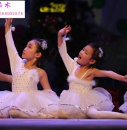 穿着白裤袜演出的小萝莉!表情丰富,动作到位!【17P】