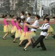 在线视频:一群初中女生表演课间舞蹈操!原来初中女生也是萌萌的!