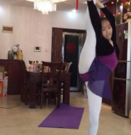 在线播放：实拍深圳初中小女生穿白裤袜在家大玩舞蹈！