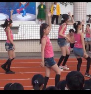 视频: 台湾小萝莉牛仔短裤配长筒黑袜！果然不一样！