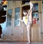 在线播放:国外小女孩表演完美舞蹈动作,只是这短裤穿的有点短!每次都要拉下。。