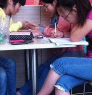 KFC高清拍摄的初中萝莉!还在做作业呢!脚部有特写【26P】