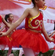 实拍舞台上的白袜萝莉!顿时让我想起一首《村里有个姑娘叫小芳》的歌来!【16P】