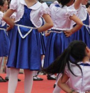 初中女生穿白裤长袜表演!【17P】