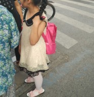 网友高清拍摄白裤袜小萝莉放学!【19P】