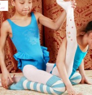 小女孩穿白丝袜练习柔术！这弯度，好强悍啊！【3P】