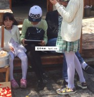 出去游玩的白裤袜萝莉!【4P】