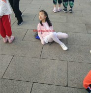 高清拍摄休息中的白裤袜小萝莉!哈哈!【7P】