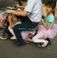 时代的记忆,高清拍摄电瓶车上的白裤袜loli!【35P】